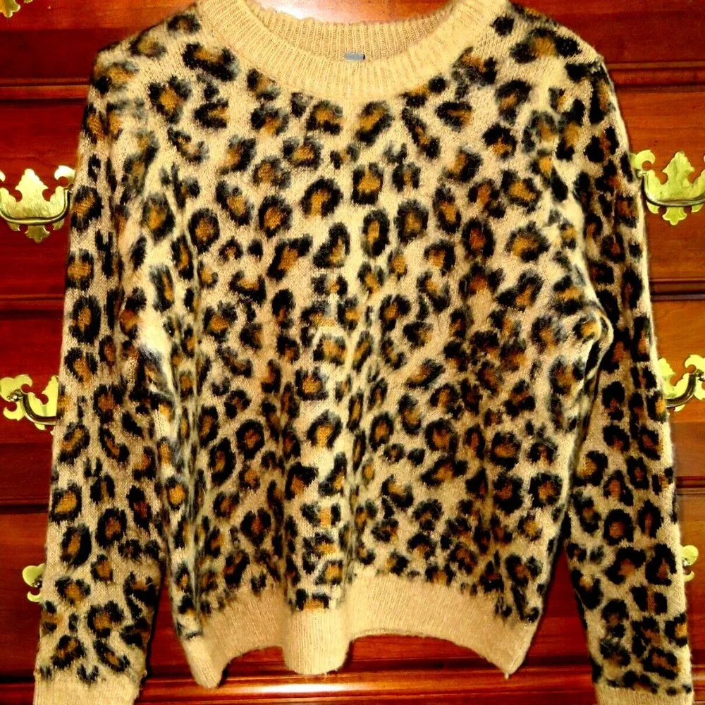 Francesca's Alya Animal Print Fuzzy Crewneck Pullover Sweater Size Small EUC